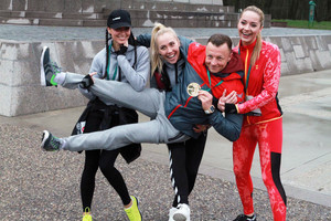 Lietus nesutrukdė žinomiems žmonėms bėgti Kauno Ąžuolyno takais