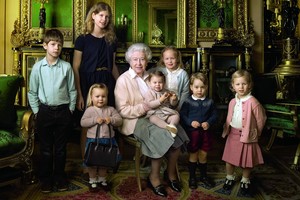 Kas ta mergaitė, nugvelbusi karalienės Elizabeth II rankinę?