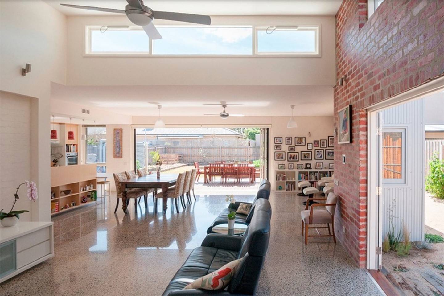 Šio Siholme esančio būsto ventiliacinės sistemos vamzdžiai yra pakloti vieno metro gilyje ir pasisuka po gėlynu.<br>S.Black nuotr.