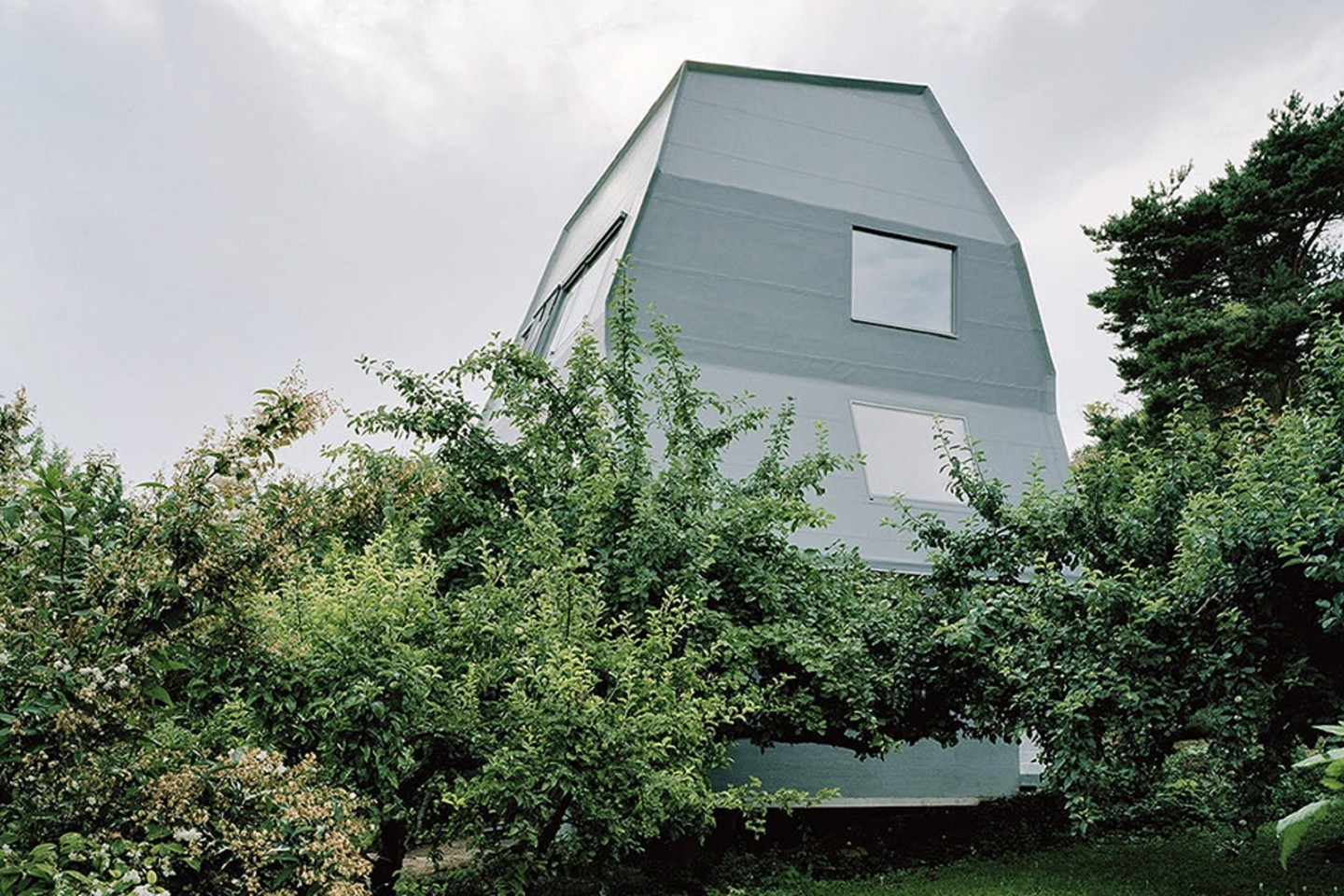 Vokietijoje stūksantis namas – tai gamykloje sukurtas „pusfabrikatis“ ir surinktas vietoje iš 136 elementų.<br>H.P.Follimi nuotr.