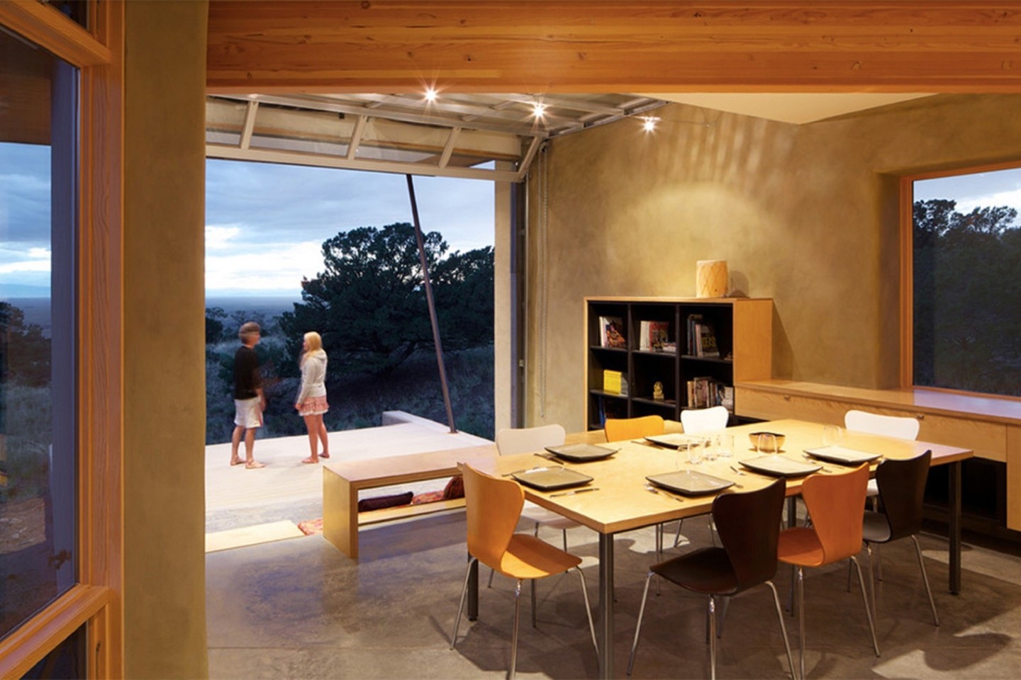 Išskirtinė Krestone namo detalė – storos šiaudų blokų sienos.<br>„Gettliffe Architecture“ nuotr.