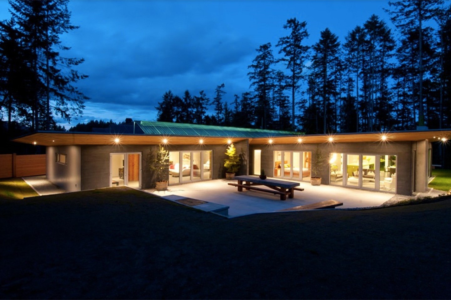 Ant Kanadoje esančio namo stogo išsidėsčiusios Saulės plokštės.<br>L.Rathkelly nuotr.