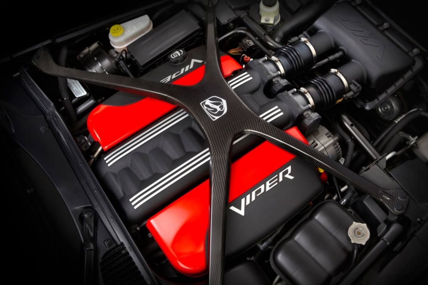 Amerikiečių inžinierių beprotybės įrodymas – „SRT Viper“ montuojamas atmosferinis 640 AG galios, 8,4 l darbinio tūrio V10 tipo motoras.<br>Gamintojo nuotr.