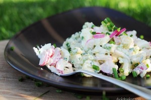 Pavasariška baltoji mišrainė – be žirnelių ir raugintų agurkų