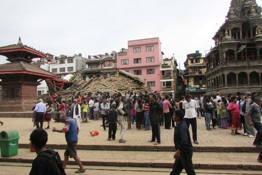 Nepalas žemės drebėjimo metines mini maldomis ir ašaromis