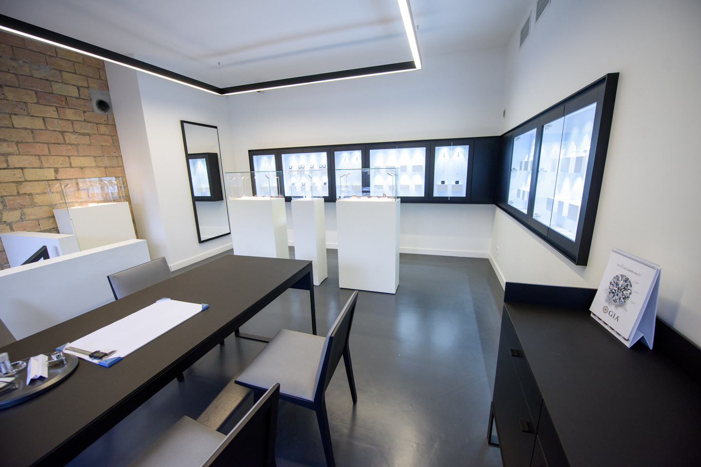 Buvusiame garaže juvelyro galeriją įrengė žinoma architektūros studija „Plazma“.<br>D.Umbraso nuotr.