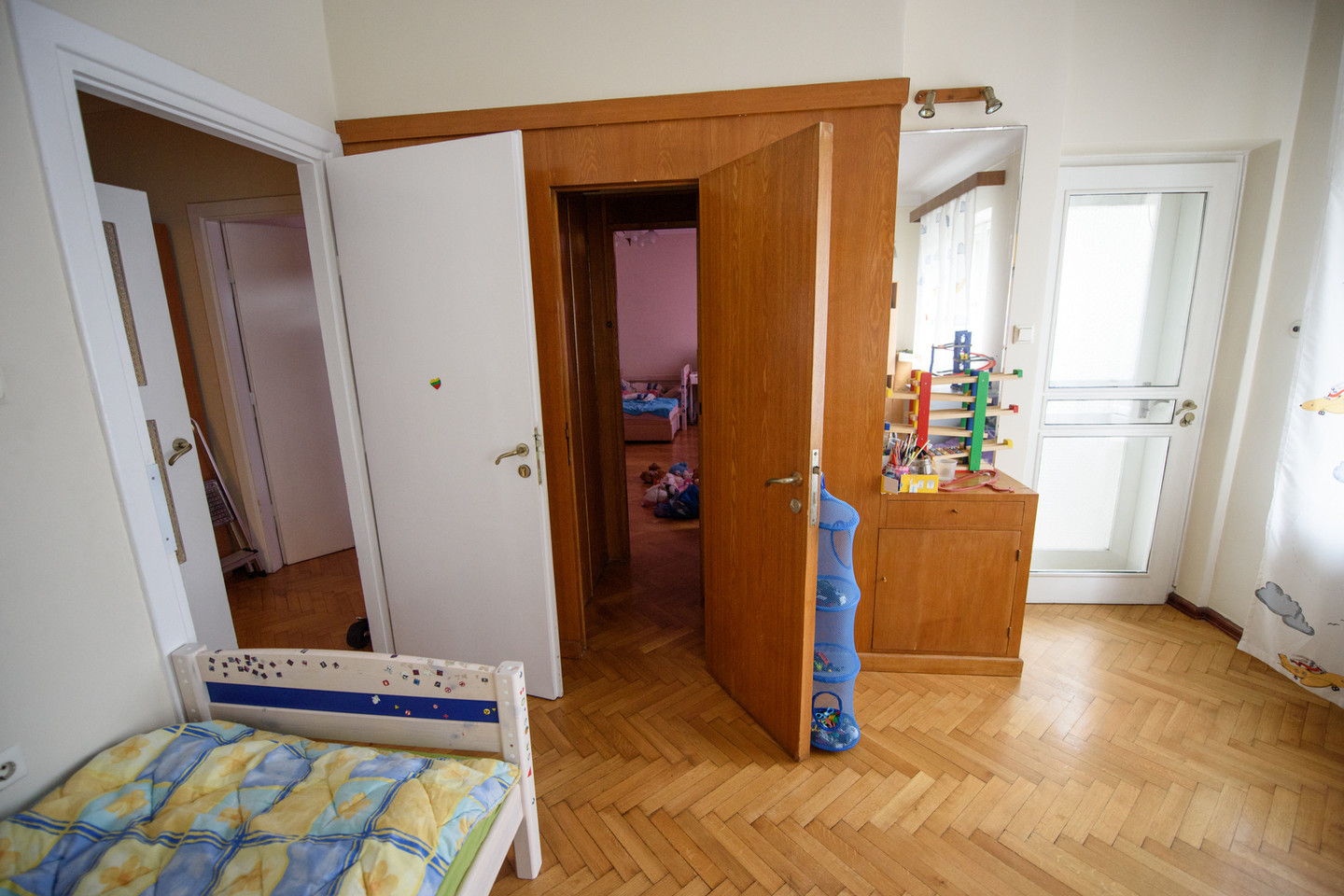 Vienas įdomiausių elementų – sieninė spinta vedanti į kitą kambarį.<br>D.Umbraso nuotr.