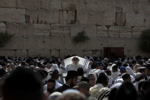 Tūkstančiai žydų susirinko prie Jeruzalės Vakarų sienos