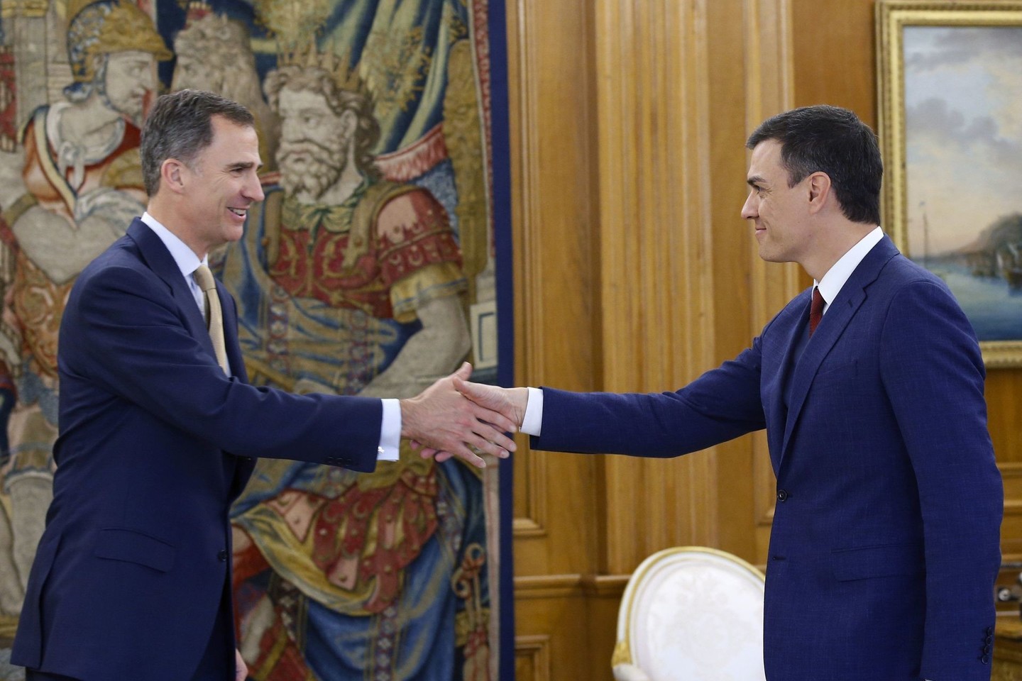 Socialistų partijos vadovas P.Sanchezas (dešinėje) susitiko su Ispanijos karaliumi Felipe VI.<br>AFP/Scanpix nuotr.