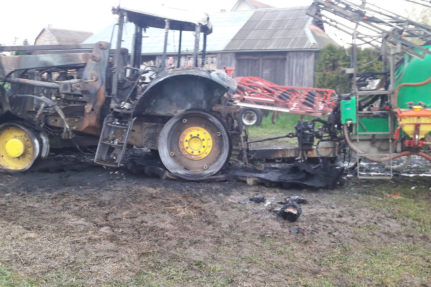 Kėdainių rajone piktavaliai supleškino vietos ūkininko Donato V. beveik naują traktorių.<br>Lrytas.lt nuotr.