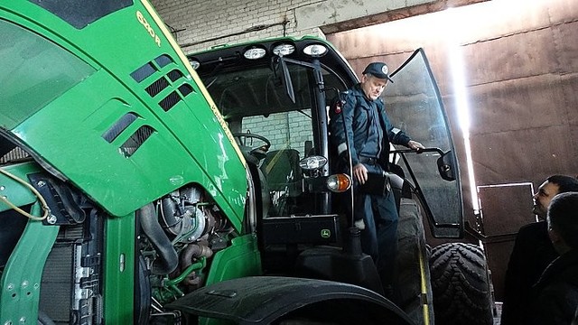 Kauno pareigūnai pasišovė sėsti prie vogtų traktorių vairo