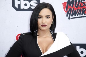 Katėms alergiška Demi Lovato vis dėlto priglaudė gyvūną