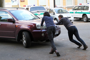 Naujai nusipirktas automobilis sugedo: kokias teises turite?