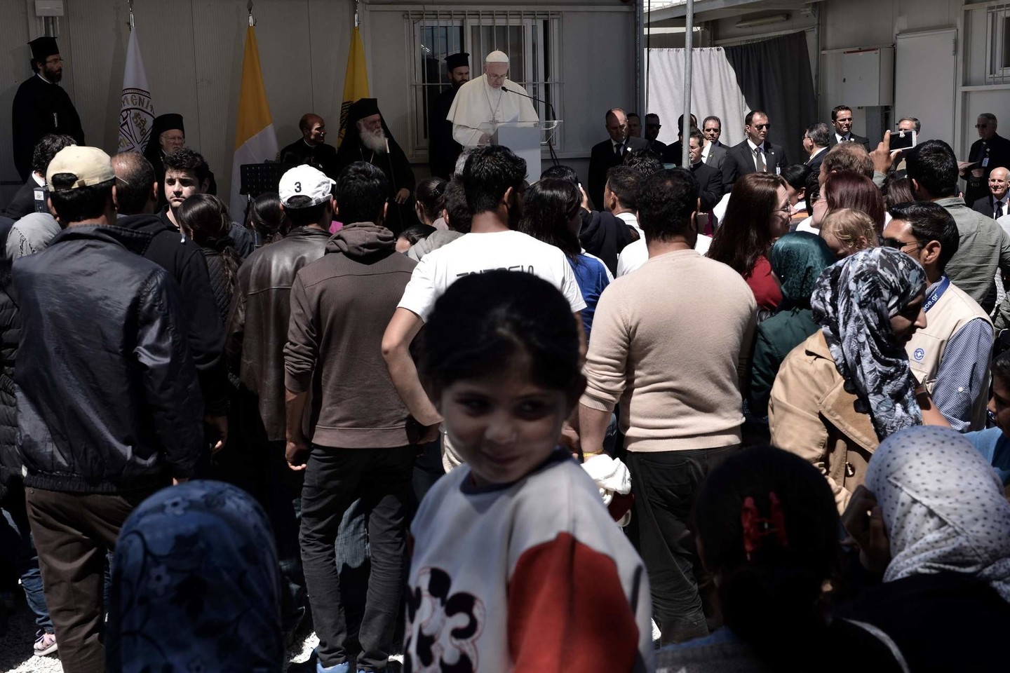 Tarp 12 pabėgėlių, kurie išskrido į Italiją kartu su popiežiumi Pranciškumi turėjo būti ir brolis ir sesuo – du Sirijos krikščionys –, kuriems buvo pažadėtas naujas gyvenimas.<br>„AFP“/“Scanpix“ nuotr.