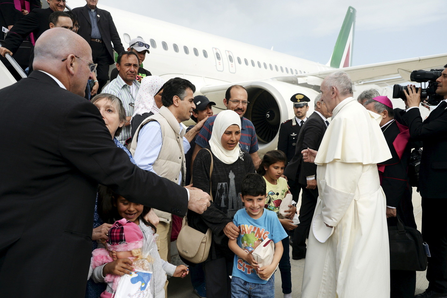 Buvo nuspręsta, kad su popiežiumi į Italiją grįš 12 pabėgėlių musulmonų, nes atsirado problemų su Sirijos krikščionių dokumentais.<br>Reuters/Scanpix nuotr.