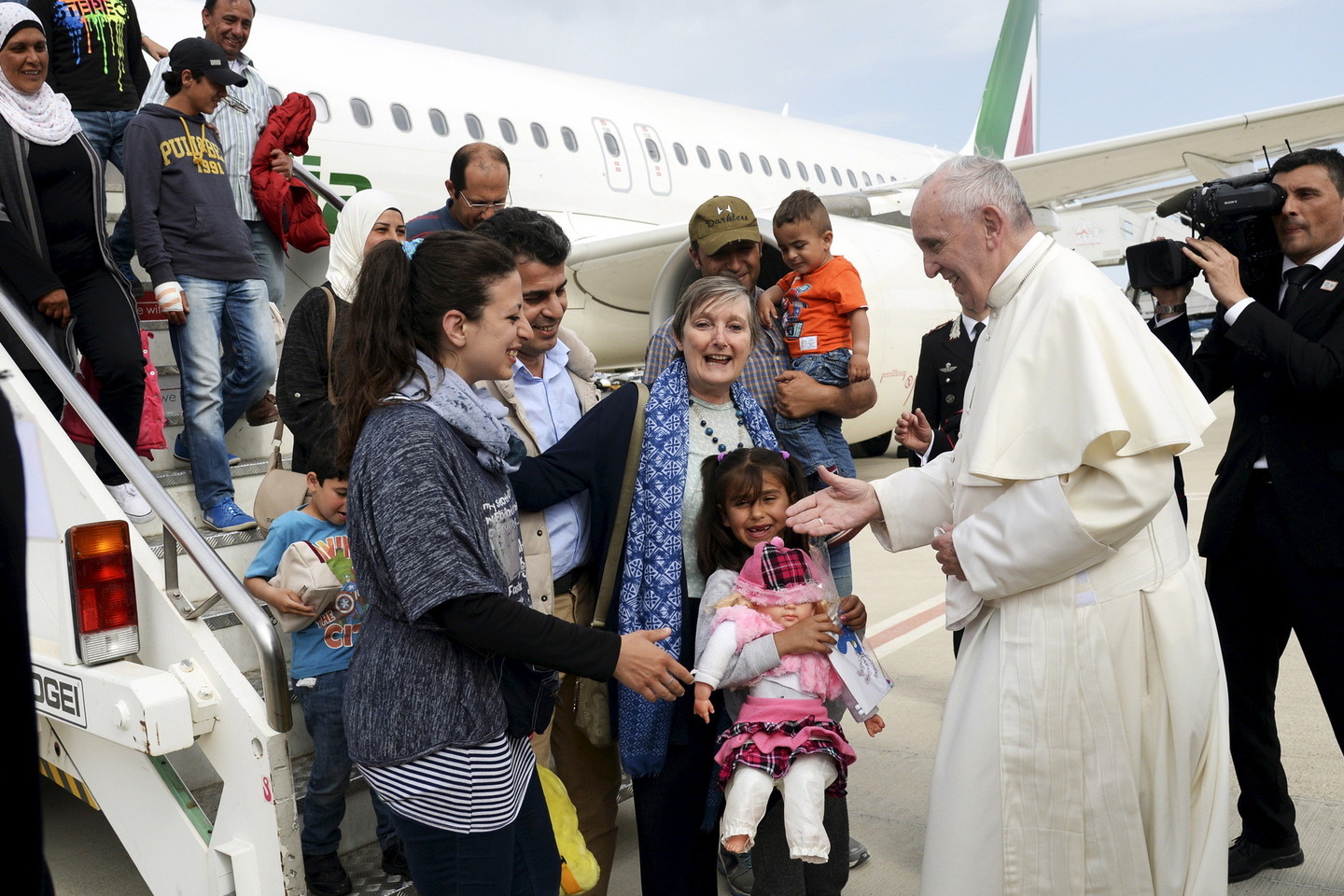 Buvo nuspręsta, kad su popiežiumi į Italiją grįš 12 pabėgėlių musulmonų, nes atsirado problemų su Sirijos krikščionių dokumentais.<br>Reuters/Scanpix nuotr.