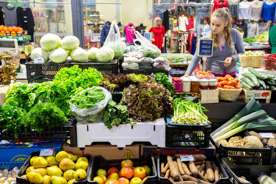 „Maxima“ paaiškino, kodėl be proto brangios lietuviškos daržovės