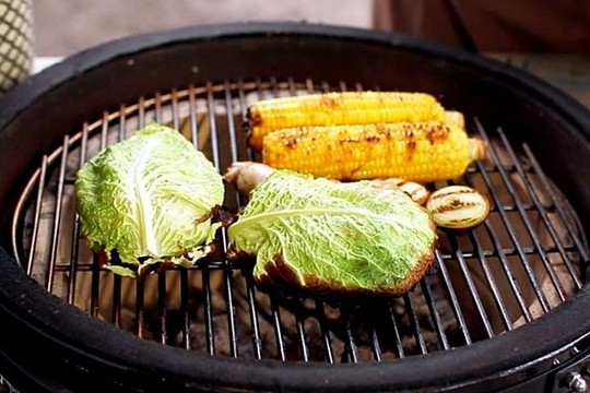 Skanu ir greita: grilyje kepta triušiena su daržovėmis