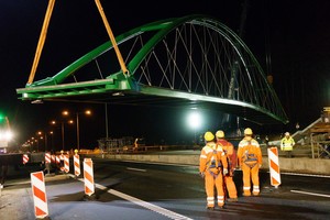 Įamžino naktį vykusį didžiulės viaduko konstrukcijos perkėlimą