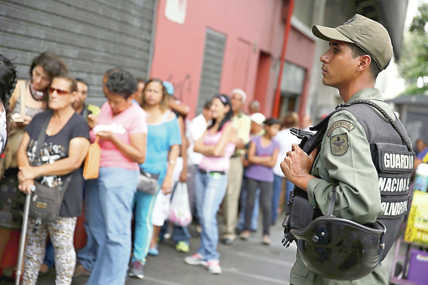 Šią savaitę venesueliečiai laukia eilėse norėdami ir gauti maisto prekių, ir pasirašyti peticiją dėl referendumo.<br>„Reuters“/„Scanpix“ nuotr.