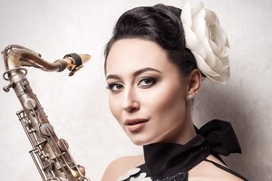 Atlikėja Vasha virto džiazo mūza elegantiškoje fotosesijoje