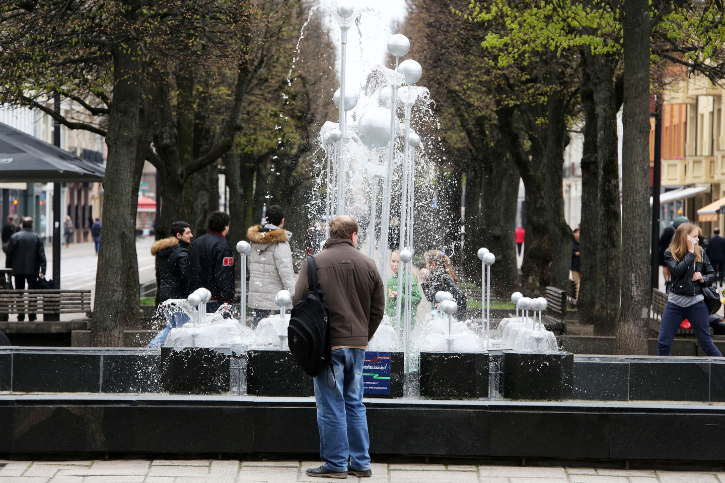 Laisvės alėjoje pradėjo veikti fontanas, kuris taps interaktyviu.<br>M.Patašiaus nuotr.