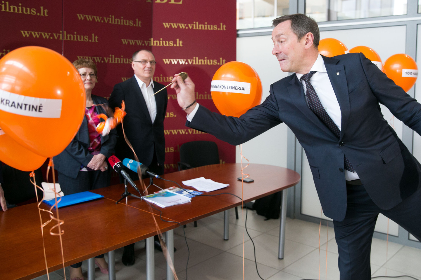 A.Zuoko nuomone, R.Šimašiaus pažadai sumažinti Vilniaus skolą sprogo kaip balionai.
