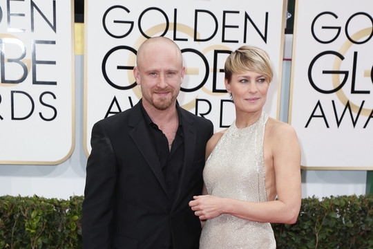 Robin Wright gerbėjus vilioja ir jos naftos gręžiniai