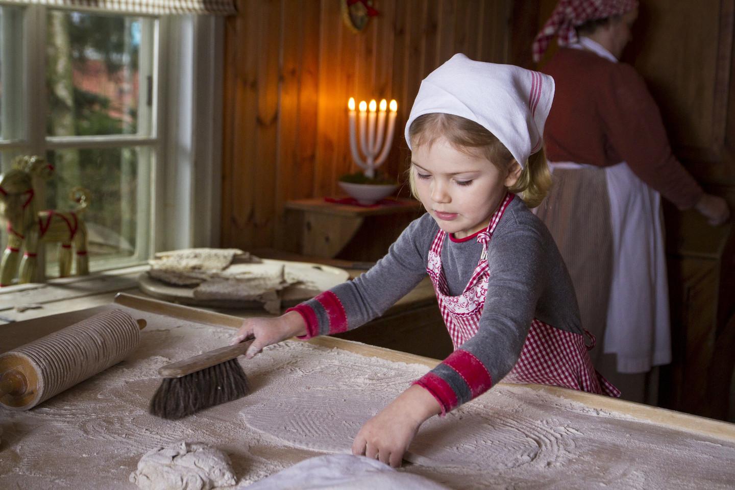 Panašu, kad mažoji princesė paveldėjo iš senelio pomėgį kulinarijai.<br>Švedijos karališkųjų rūmų nuotr.