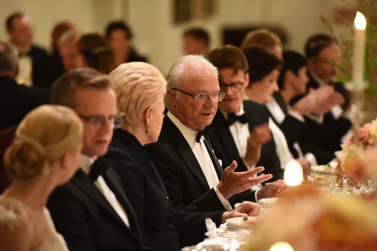 Pagal protokolą sutuoktiniai nesodinami greta vienas kito. Tad per priėmimą Vilniuje karalienė Silvia sėdėjo priešais karalių, kurio dešinėje buvo pasodinta prezidentė D.Grybauskaitė.<br>Švedijos karališkųjų rūmų nuotr.