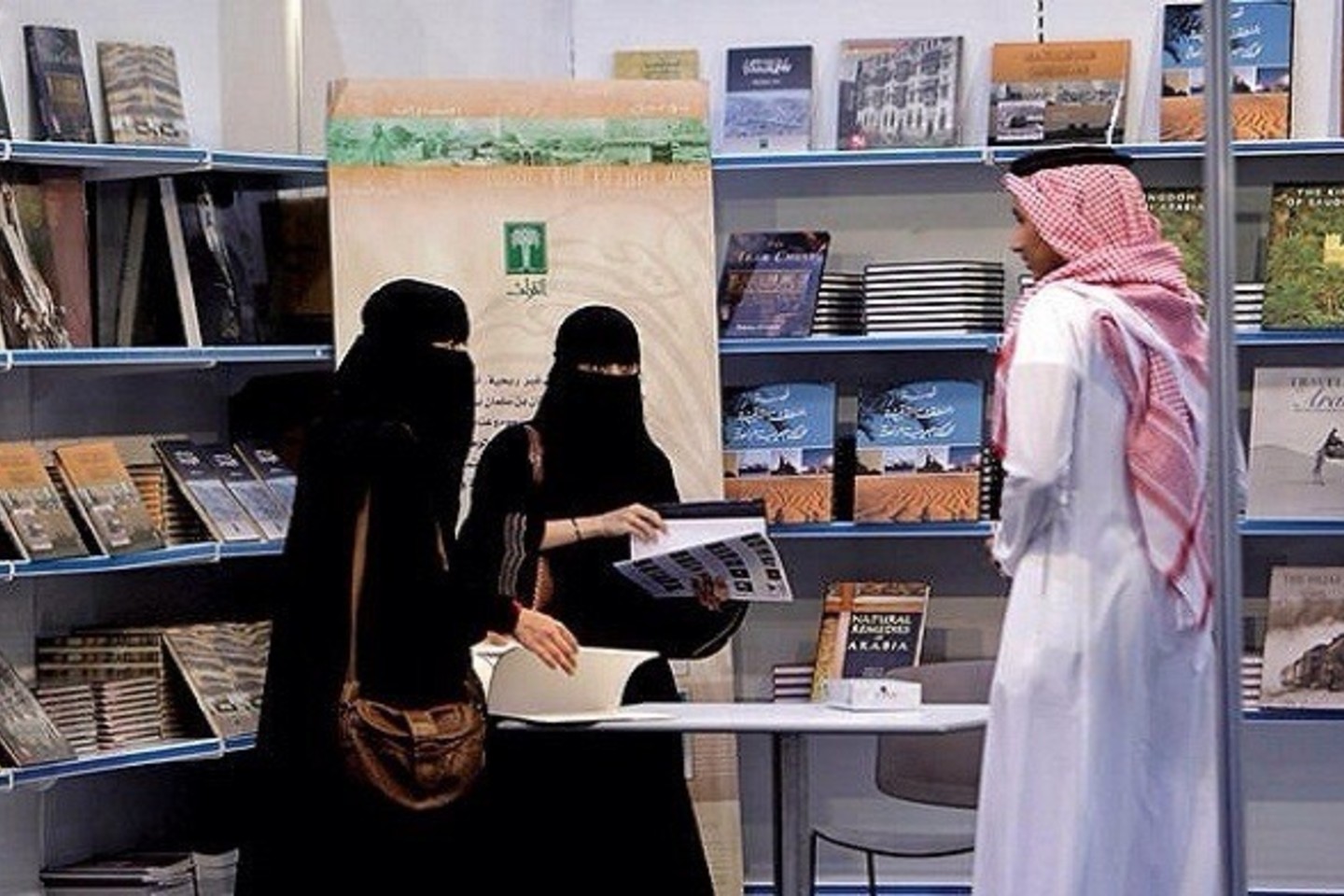 Katare, kaip ir daugelyje islamiškų šalių, iš keliautojų tikimasi pagarbos vietos tradicijoms ir atitinkamos aprangos.<br>„Flickr“/ „Tribes of the World“ nuotr.