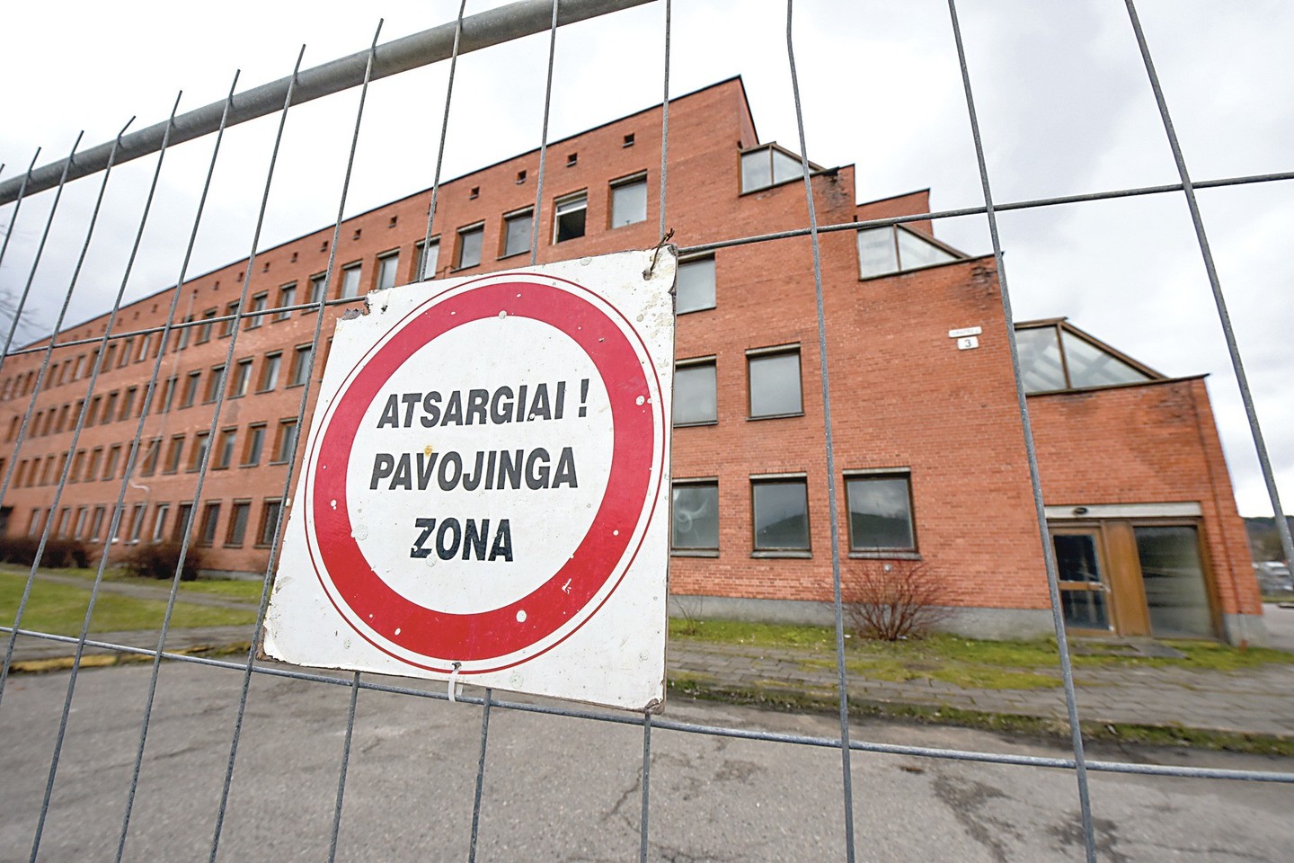 Architektai prie, jų manymu, saugotino pastato Giraitės gatvėje buvo susirinkę balandžio 1-ąją.