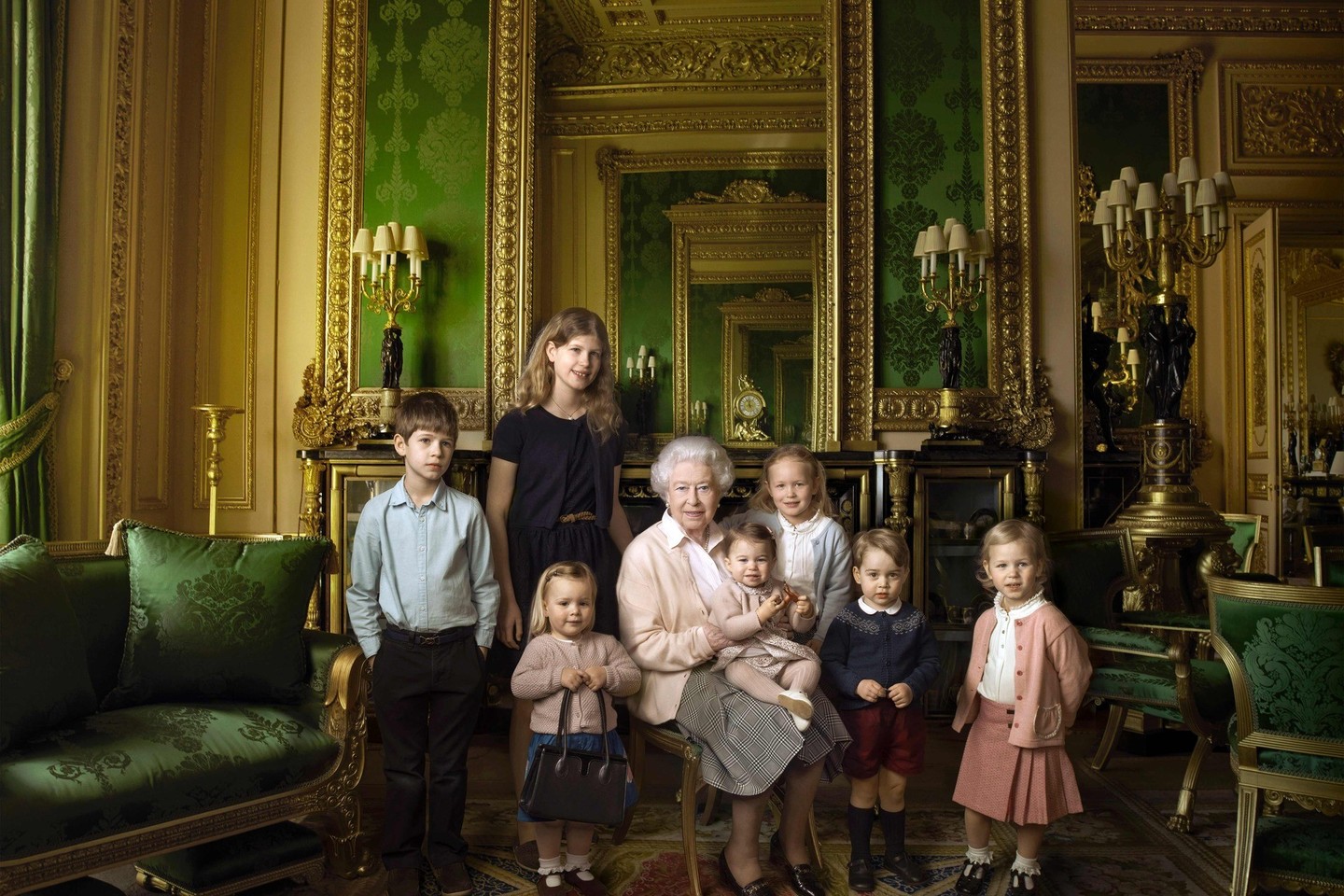 90-ojo gimtadienio proga Jungtinės Karalystės monarchė Elizabeth II įsiamžino su visais proanūkiais. Ant kelių – princesė Charlotte.<br>„Scanpix“ nuotr.