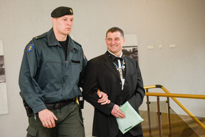 Henrikas Daktaras teisme puolė ant kelių