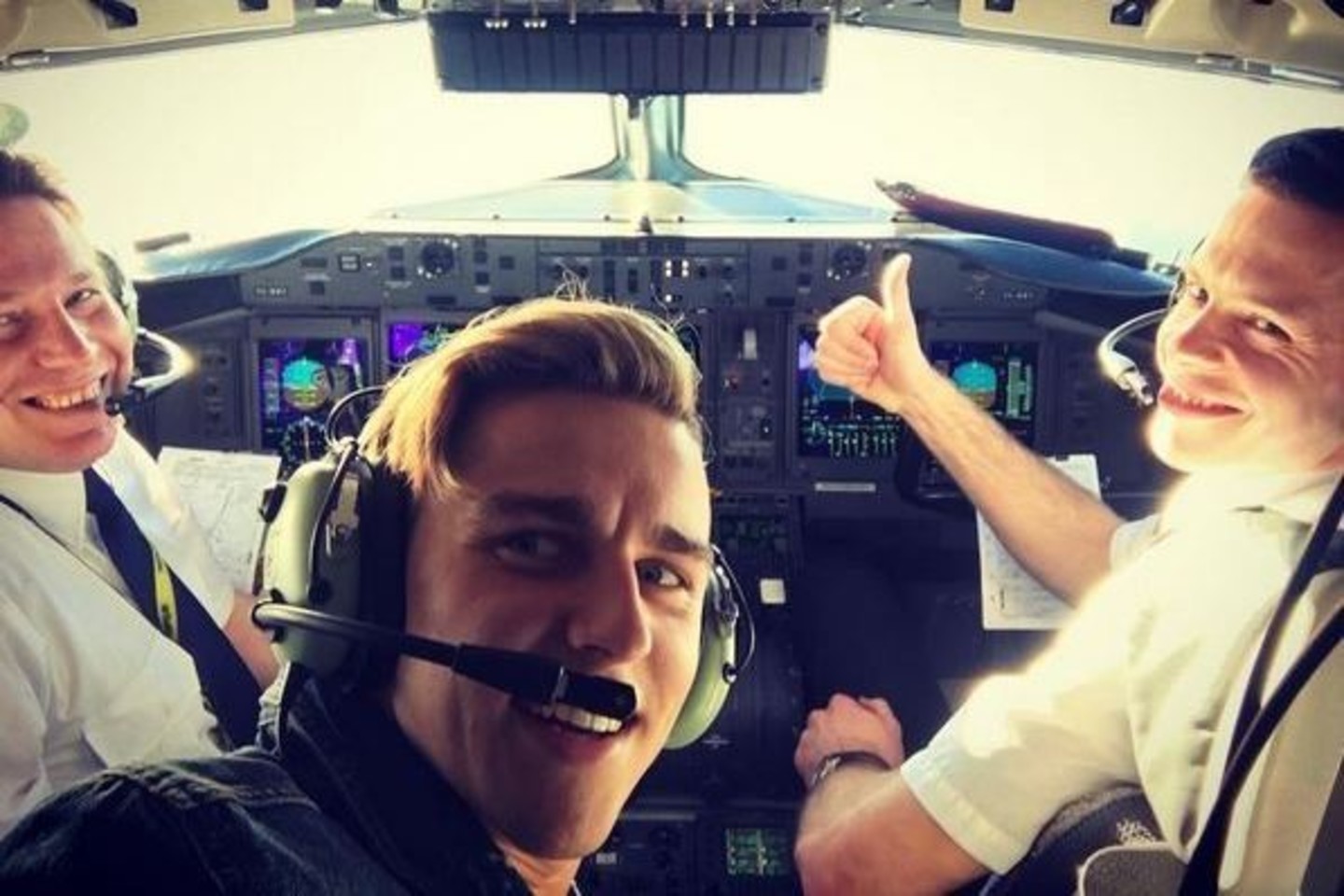 „Instagram“ nuotr.<br>D.Montvydas pasidarė asmenukę su lėktuvo pilotais.