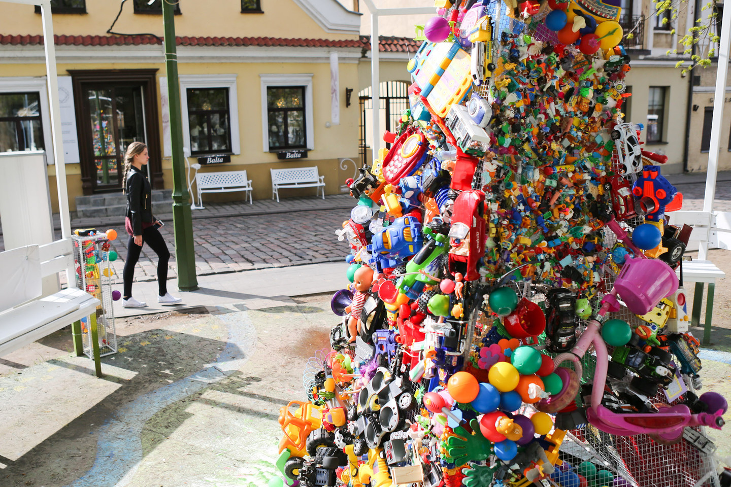 Kauno senamiestyje iškilo „Atminimo obeliskas“ iš vaikiškų žaislų.<br>G.Bitvinsko nuotr.