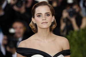 Emma Watson vilkėjo apdarą, sukurtą iš plastikinių „bambalių“