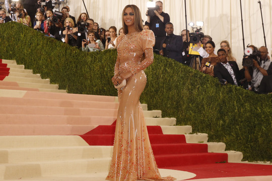 Po neištikimybės skandalo raudonuoju kilimu Beyonce žengė viena