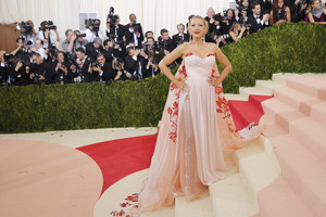 Motinystė puošia: metų pokylyje „MET Gala“ suspindo nėštukės