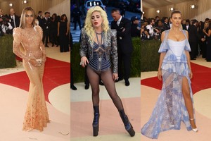 Mados puotoje žvaigždės stebino pasaulį savo apdarais