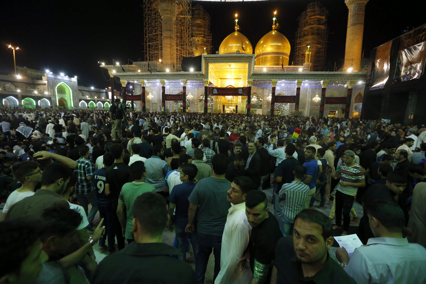 Tikintieji susirinko prieš šventovės Bagdado šiaurėje.<br>AP nuotr.