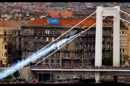 Budapešte piruetus atliko Z.Verneso pilotuojamas lėktuvas.<br>AFP/“Scanpix“ nuotr.