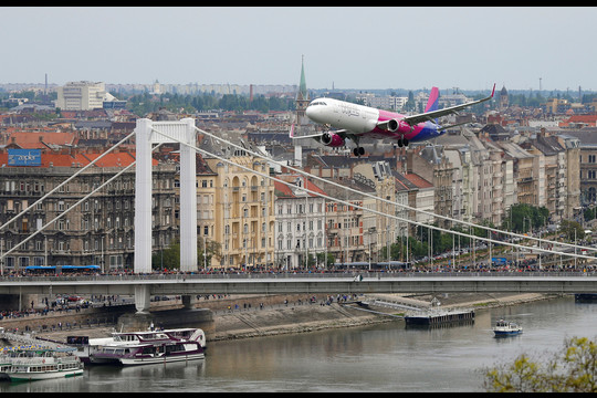 Budapešte virš Dunojaus skraidė ir „Airbus 321“ lėktuvas.<br>AFP/“Scanpix“ nuotr.