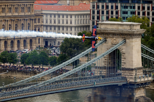 Budapešte piruetus atliko Z.Verneso pilotuojamas lėktuvas.<br>AFP/“Scanpix“ nuotr.