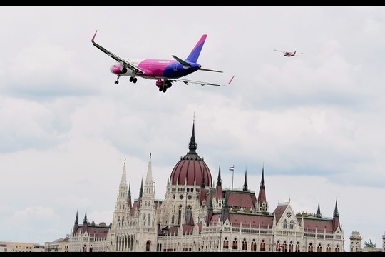 Budapešte virš Dunojaus skraidė ir „Airbus 321“ lėktuvas.<br>AFP/“Scanpix“ nuotr.