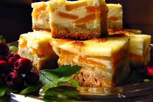 Pyragas su konservuotais persikais prilygsta tortui