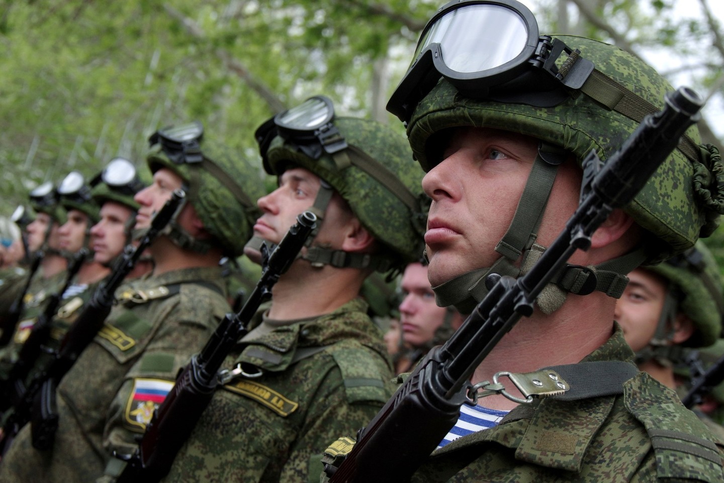 Rusijos gynybos ministras trečiadienį paskelbė, kad Maskva iki šių metų pabaigos suformuos tris naujas divizijas šalies vakaruose ir pietuose, reaguodama į NATO pajėgų artėjimą prie jos sienų.