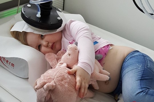 Auka suteikė viltį: auglio kamuojamai mergaitei atliktas gydymas