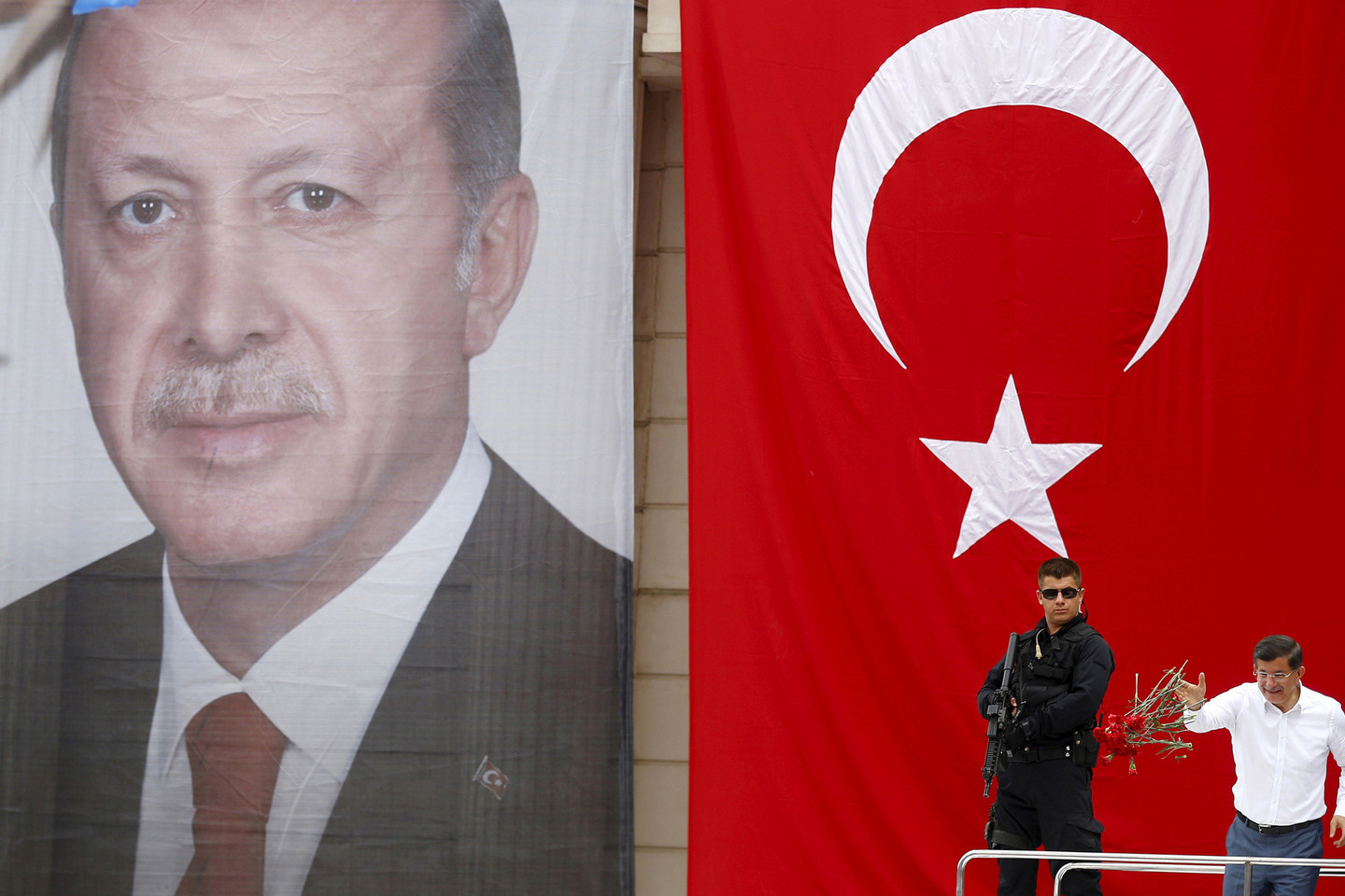 Gegužės 22 dieną neeiliniame AKP suvažiavime išrinkus labiau pavaldų premjerą išaugs prezidento R.T.Erdogano galia.<br>„Reuters“/“Scanpix“ nuotr.