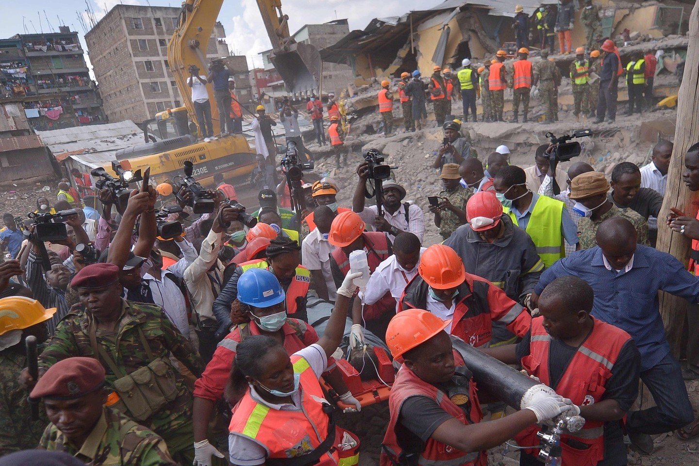 Kenijoje praėjus 6 dienoms po pastato griūties rado gyvųjų.<br>AFP/Scanpix nuotr.
